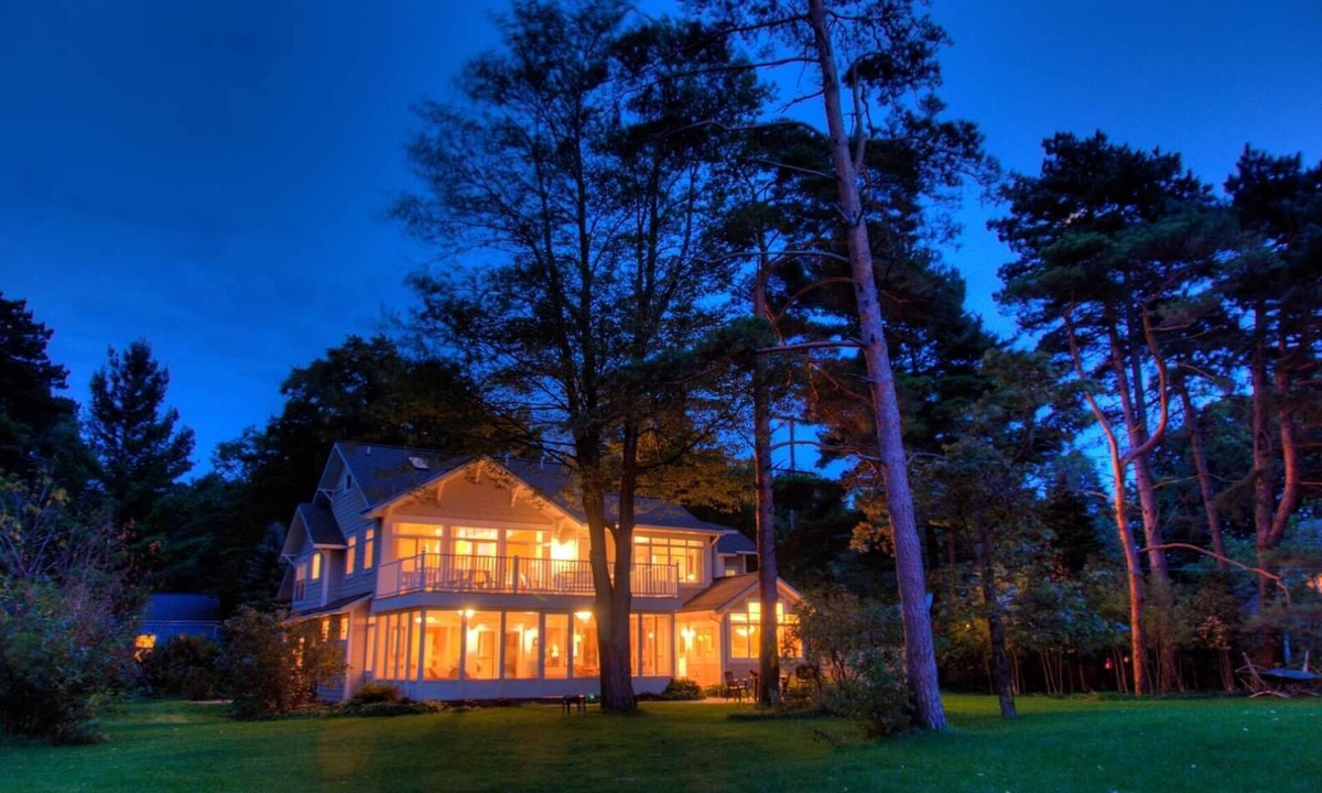 Holland House | Ventura Pines Cottage on Lake Michigan Great beach, View & yard. Legal STR.
