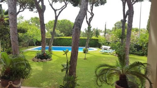 Urbanizacion Hacienda las Chapas House | VILLA CASTELLA Acogedora casa para familias con piscina y jardín cerca del mar