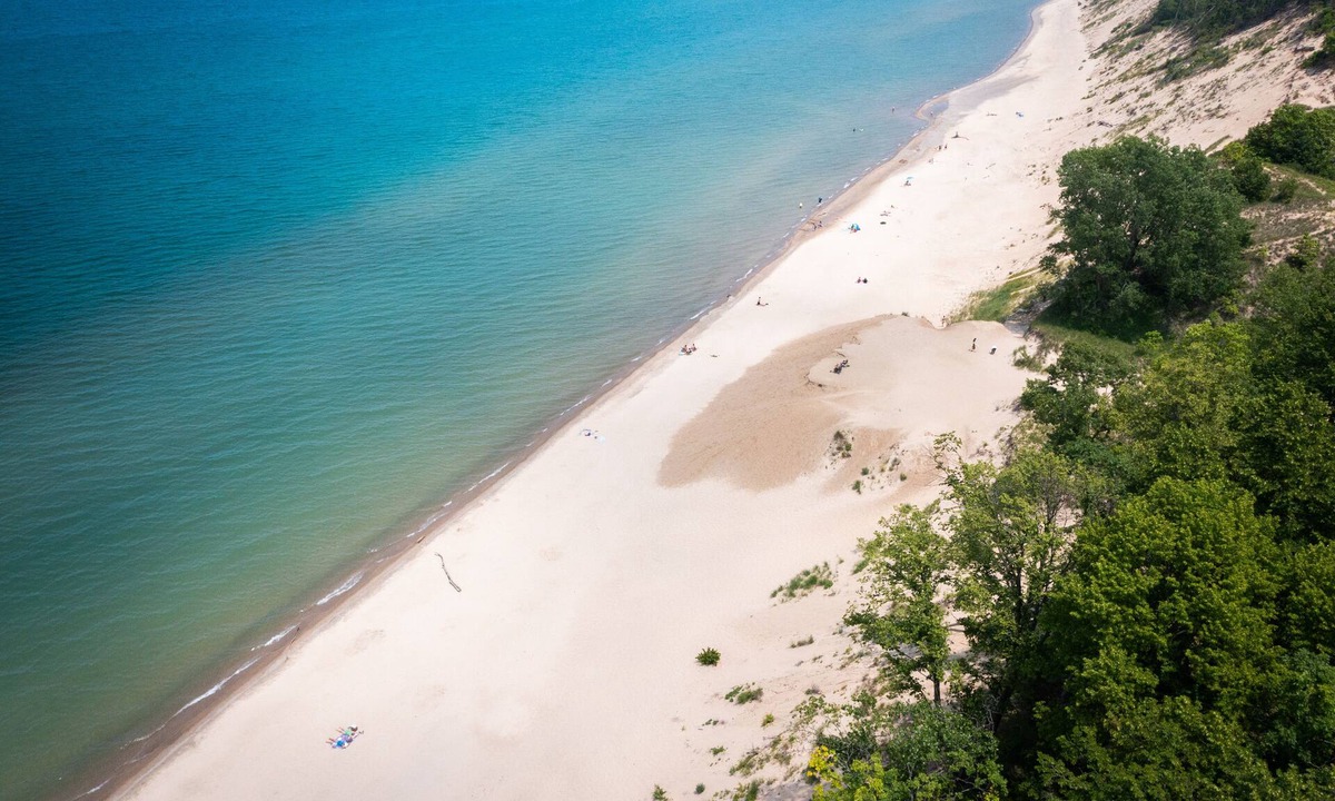 Town of Pines House | Vintage Classic Home, Pet Friendly in National Park 1 Mile to Beach