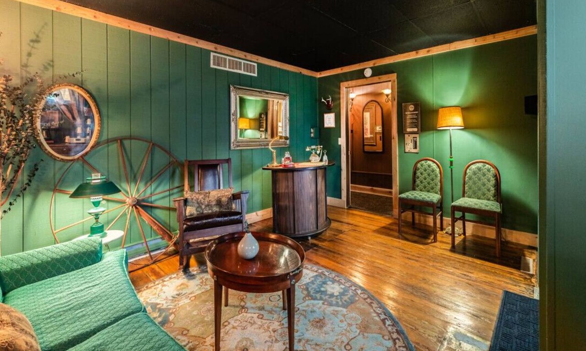 Ovid Apartment | Vintage Main Street Retreat Sleeps 25