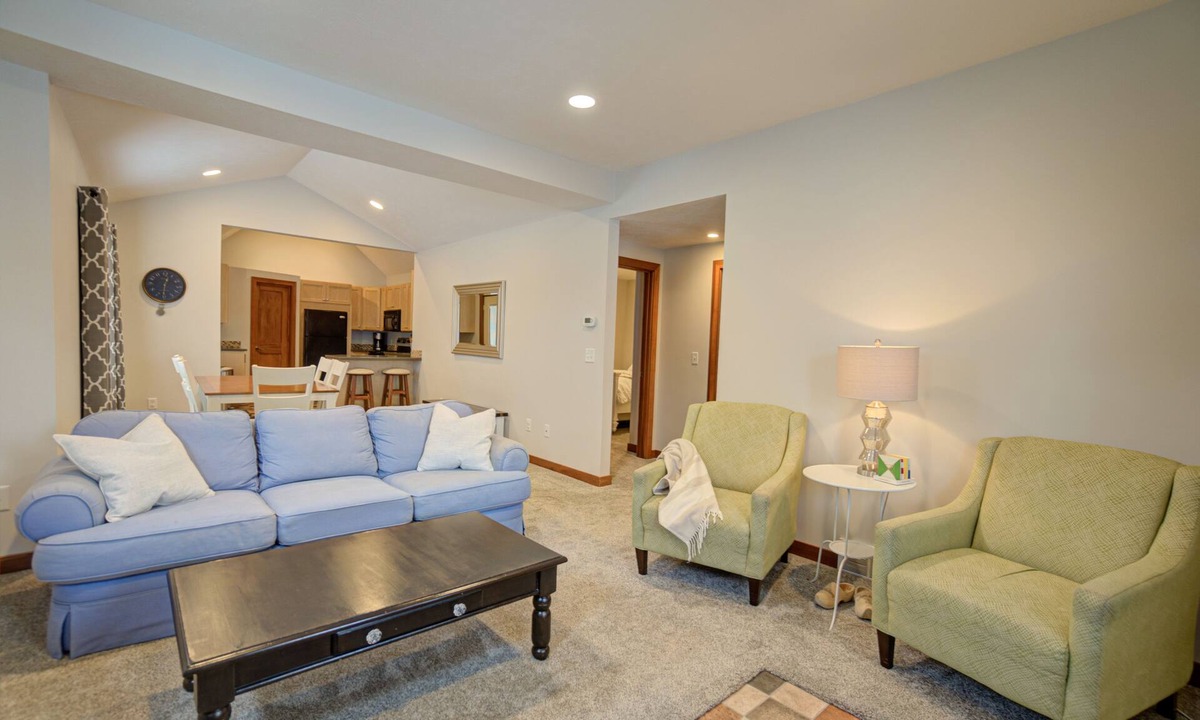 Holland House | Walk to Downtown - King Bed - Private Entrance