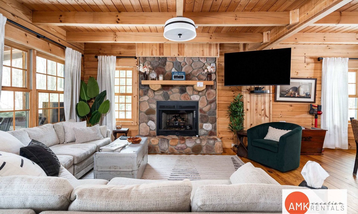 Saugatuck Cabin | Wander Inn - Updated Log Cabin near shared beach