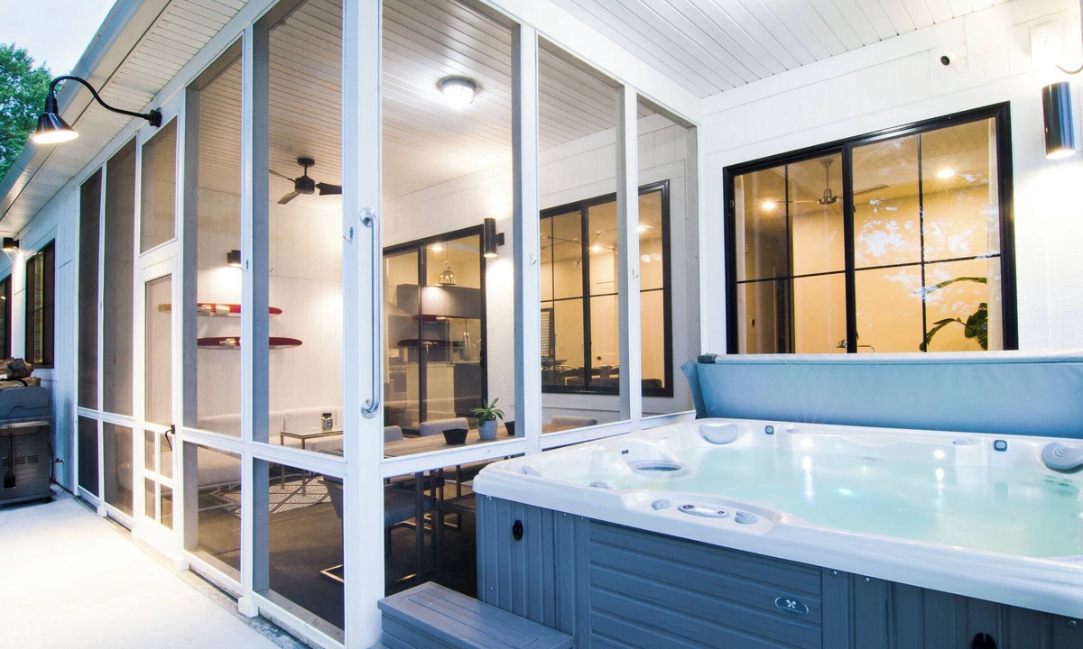 Monticello House | Waterfront Lake Shafer - Hot Tub + Fireplace