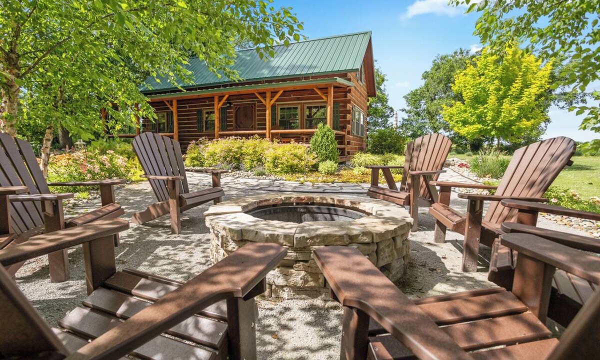 East Leroy Cabin | We Invite You To Hyde Away From It All.