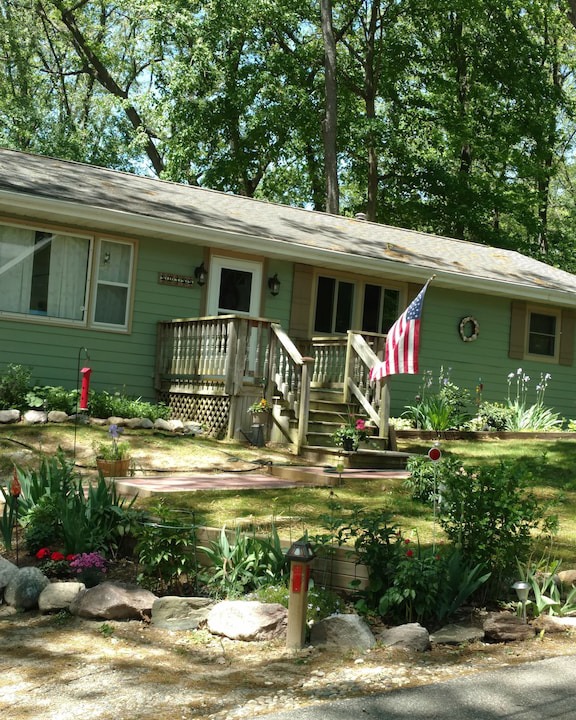 Sister Lakes House | Welcome to Sister Lakes Michigan 4 Bedrooms, 1 & 1/2 Bath Dining RM