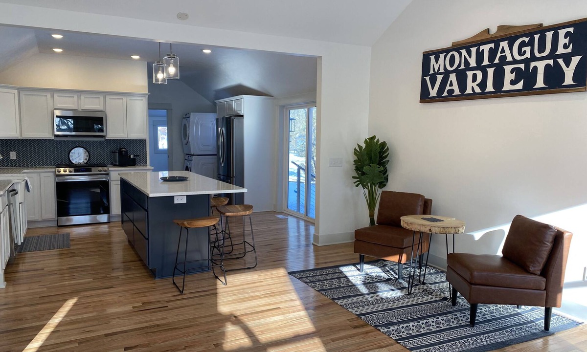 Montague House | White Lake view bright newly renovated cottage