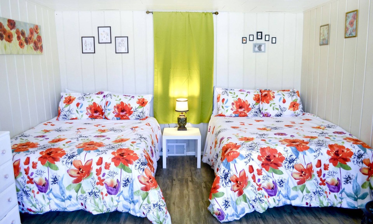 Whitehall Hotel | Whitehall Cottages Boutique Motel - 2 Full Beds