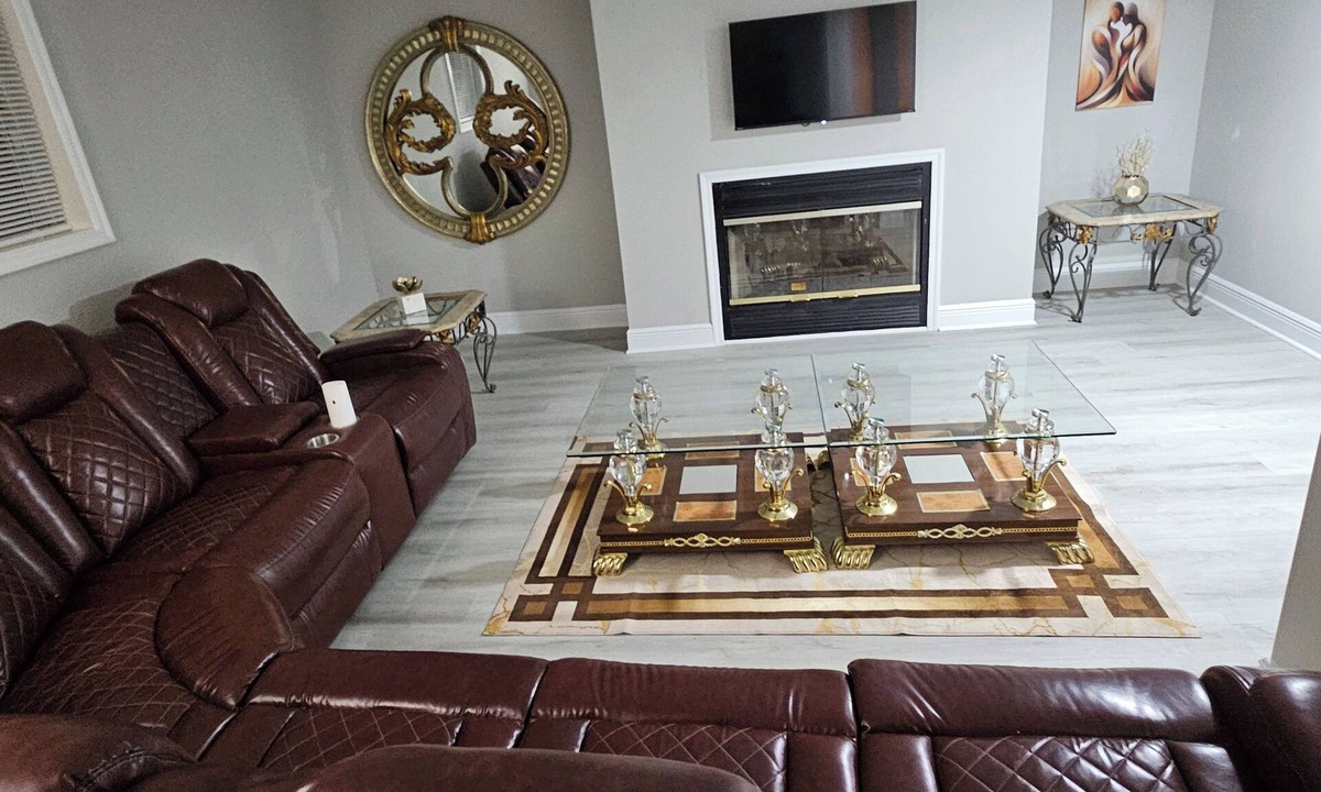Calumet City House | Why pay for a hotel room when you can have a 3 bedroom house?