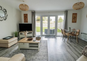 Cabin ∙ 2 bedrooms ∙ 4 guests in Llanfair-Mathafarn-Eithaf