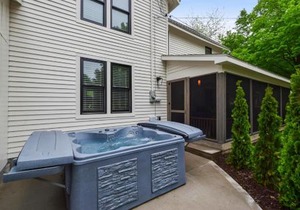 Saugatuck FH walk to town private hot tub