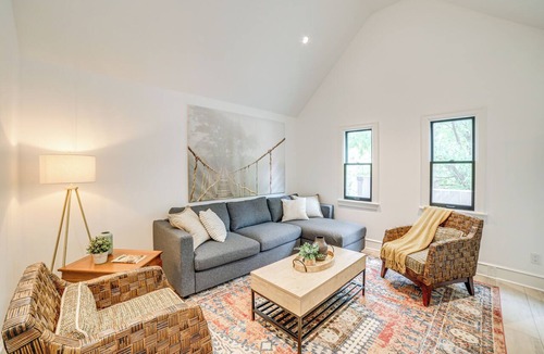 Grand Rapids Condo | 1 Mi to Dtwn Grand Rapids: Chic Condo w/Balcony!
