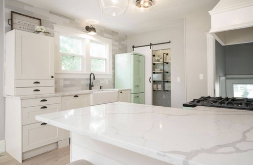South Haven House | 1 mile to Lake MI | 1/2 mile to SoHa | Bikes & Beach gear included| | Hot tub