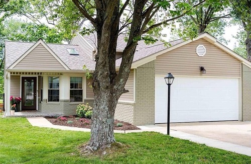 Bloomington House | 10 Min to Stadium By I-69 King Beds Big Fenced Yard Great Parking!