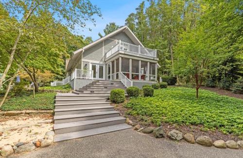 Fennville House | 100 private beach frontage on LK MI Hot tub