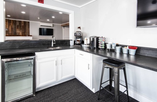 Charlevoix Condo | 101 Pointes North Inn | Dog Friendly | Downtown Chx | Indoor/Outdoor Pool