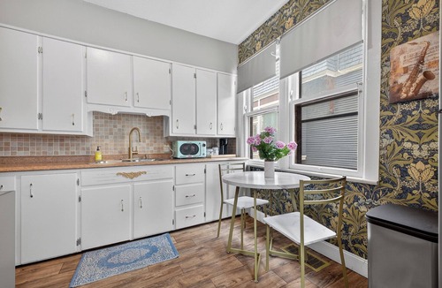 Grand Rapids Apartment | 2 Bedroom Apartment 1st floor in historic district near downtown Grand Rapids!