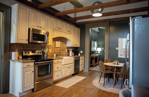 Marshall Apartment | 2-bedroom Beautiful, large DTown Marshall Apartment with WiFi, AC