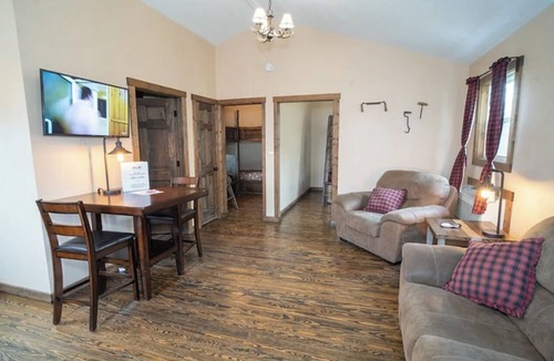 Attica House | 2 Bedroom Efficiency Luxury Cabin