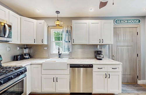 Michigan City Cottage | 2 Mi to Beach! Michigan City Hot Tub Haven