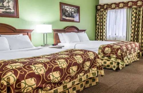 Kalamazoo Hotel | 2 Queen Beds | Convenient Room Near Milham Park Golf Club & Kalamazoo Theater