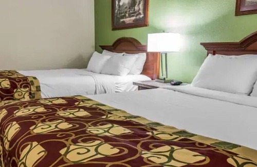 Kalamazoo Hotel | 2 Queen Beds | Convenient Room Near Milham Park Golf Club & Kalamazoo Theater