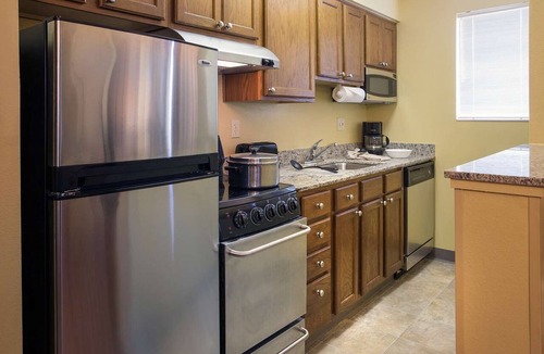 Novi Apartment | 2 Units | Spacious Space Perfect for Families | 2 Bedroom Suite w/2 Queens