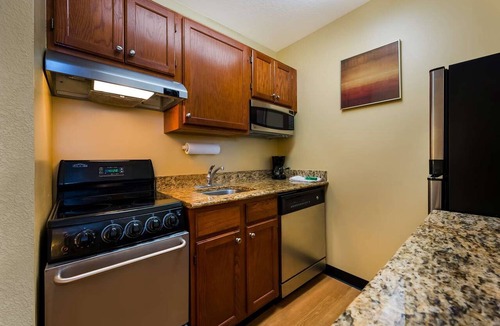 Novi Apartment | 2 Units | Spacious Space Perfect for Families | 2 Bedroom Suite w/2 Queens