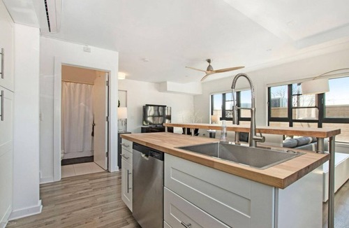 Saugatuck Condo | 2 WKEDs left in SEPT‼️ Book NOW❗️ 5️⃣⭐️Beautiful Condo DT Saugy-PARKING-walk 2 town.