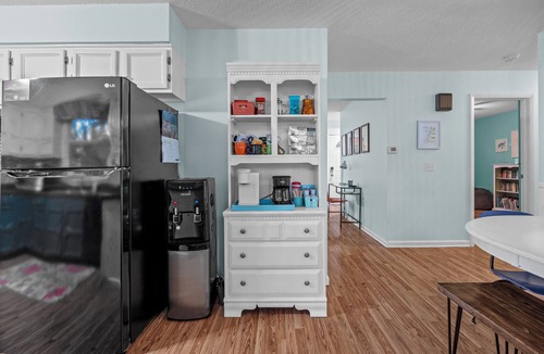Coloma House | 3/4 Mile to the Beach - Breakfast Included - King Beds - Family & Dog Friendly