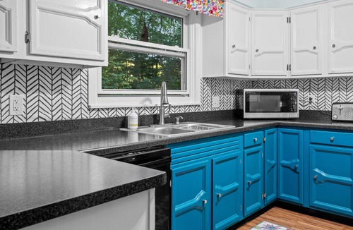 Coloma House | 3/4 Mile to the Beach - Breakfast Included - King Beds - Family & Dog Friendly