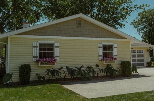 Syracuse House | 3-bdrm, step-free house, lake channel, 5 kayaks, paddleboat, grill and more!