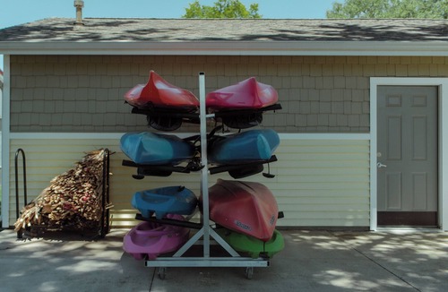 Syracuse House | 3-bdrm, step-free house, lake channel, 5 kayaks, paddleboat, grill and more!