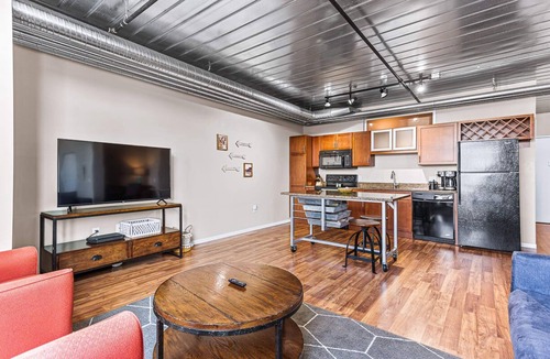 Old West Side Apartment | 3 Modern 2BR Apts Near Kerrytown w Parking & Gym