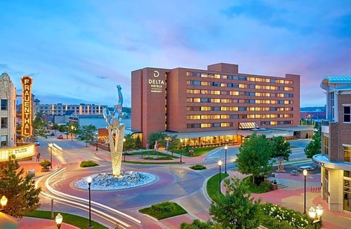 Nelson Hotel | 3-Star Hotel ∙ Delta Hotels by Marriott Muskegon Convention Center