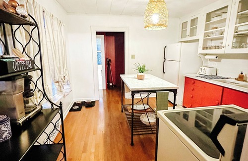 New Buffalo Cottage | 3BR 2b New Buff cottage dogs ok, steps to dwntn restaurants&shops, walk to beach