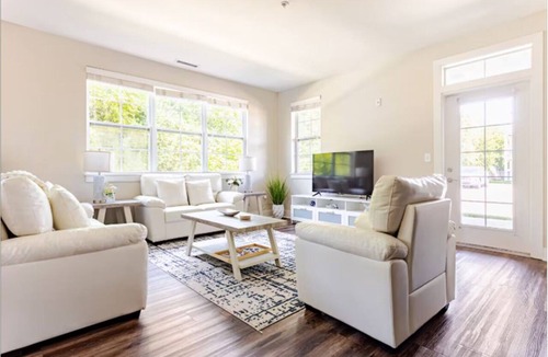 Indianapolis Apartment | 3BR Solana Riverside 109 Resort Amenities Gym Pool Dock