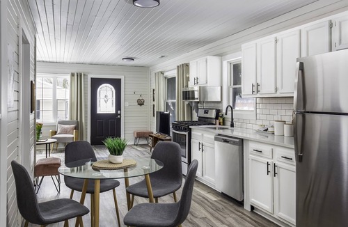South Haven House | 4-Cabins | Pickleball | Hot Tub | Sauna | Fire Pit | Heated atrium