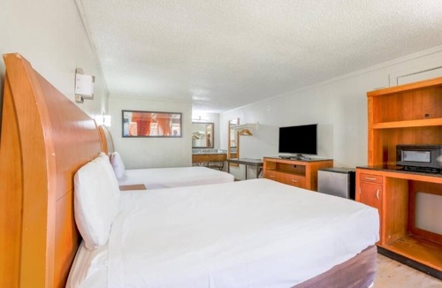 Richmond Hotel | 4-Room Stay at Cozy Garden Inn – Prime Location Near Silver Lake w/Free Parking