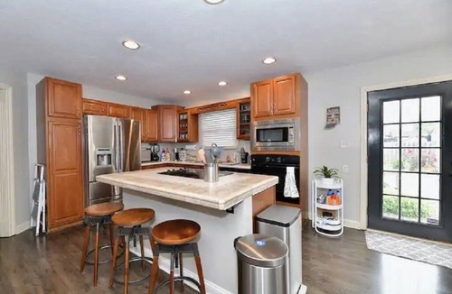 Speedway House | 4BDR Luxury in the Shadow of IMS, close to Downtown Indy, Airport