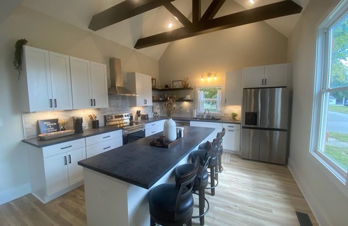 Sheridan House | 5-bedroom relaxing vacation home just 12 minutes to Grand Park and Six Pence