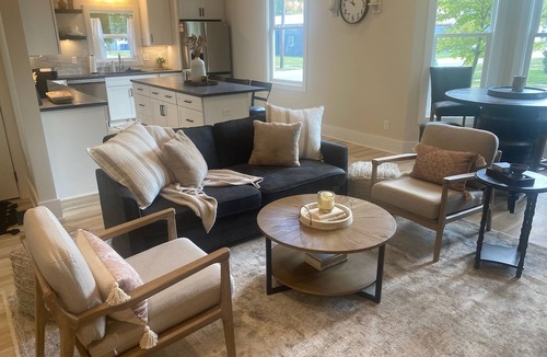 Sheridan House | 5-bedroom relaxing vacation home just 12 minutes to Grand Park and Six Pence