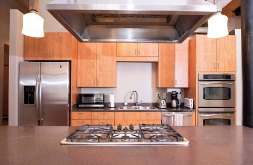 Wholesale District Apartment | 7 Beds off Georgia Street Near Convention Center