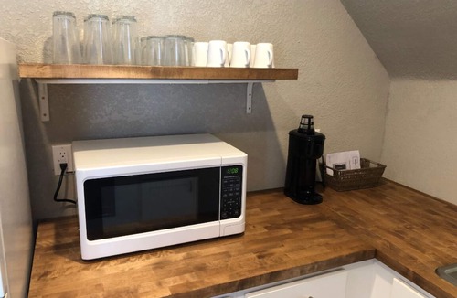 Wabash Apartment | 900 Sq Ft Downtown 1 Bedroom Apt, Close to Shopping, Honeywell, Eagles, Sleeps 5