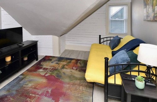 Fountain Square House | 927 1/2 E Morris St · DT Indy Location Near Conventions | FREE Parking