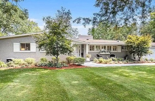 Dowagiac House | A stunning four-season escape!