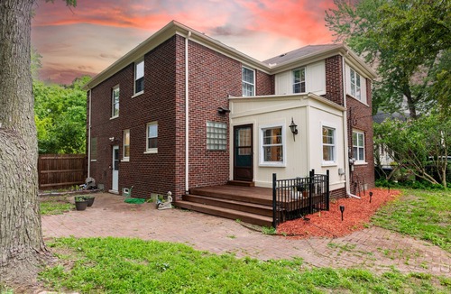 Grosse Pointe House | A WRITERS & CORPORATE RETREATnnA wonderful hideaway near the city.nrelax & enjoy