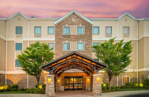 Maumee Apartment | Accessible 2BR Suite | Roll Shower & Hot Breakfast