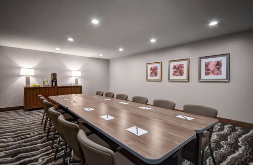 Holland Apartment | ADA Suite w/Roll-in Shower, Breakfast, & Pool
