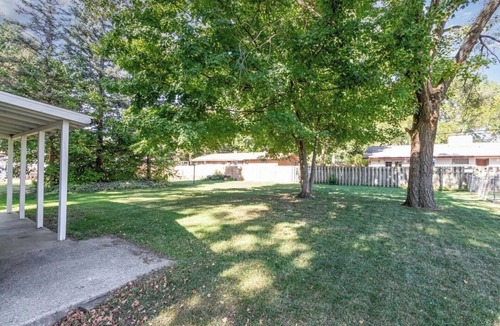 Saint Joseph House | Adorable 2-bedroom bungalow with a full basement in St. Joseph-30 days or more