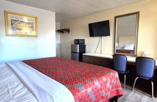 South Holland Hotel | Affordable Room Near I-94 w/Free Parking | Green Lake - 1.9 miles away